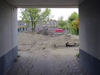 907852 Gezicht op de herinrichting van het binnenterrein op de Veenhof te Utrecht, vanaf de Lauwerecht; op de ...